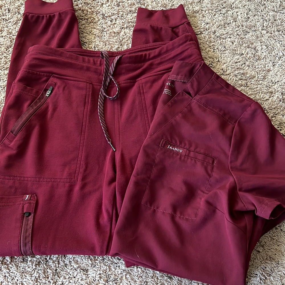 Jaanuu maroon scrub set -S